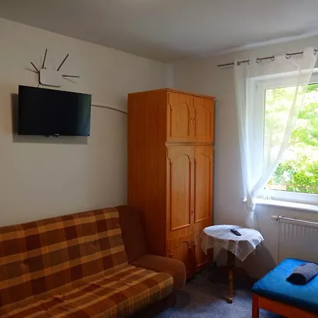 Tanie Pokoj Nr 3 1-4 Osobowy Z Lazienka Na Korytarzu *